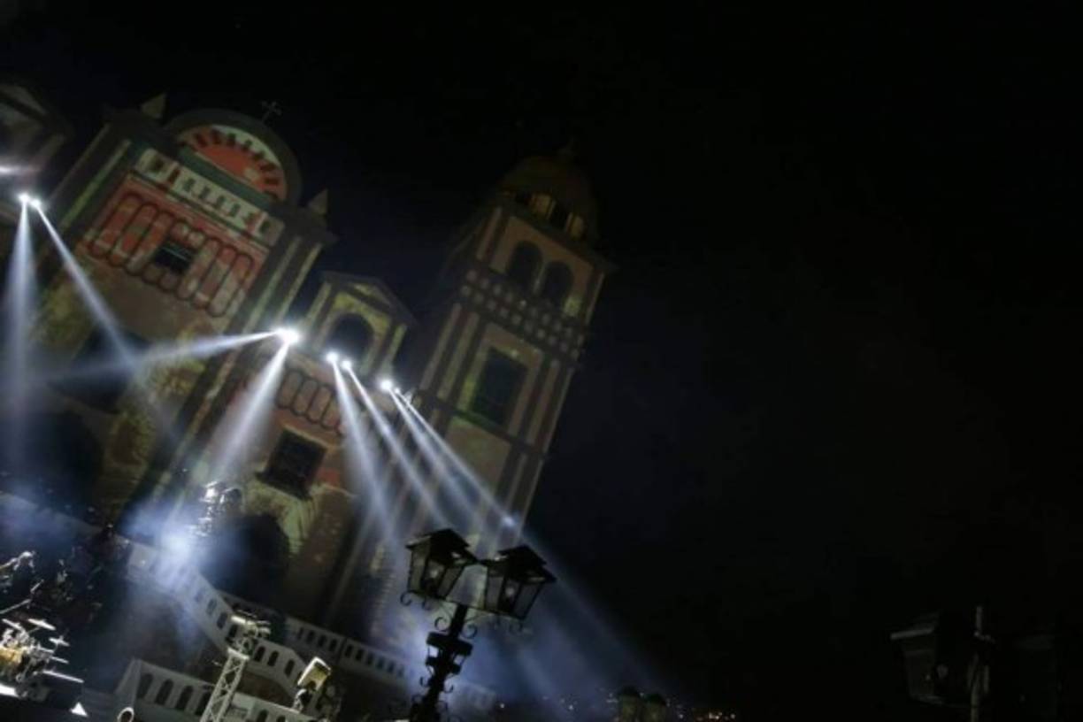 Los fuegos artificiales iluminaron todo el sector de Suyapa, con una emotiva leyenda que invita a disfrutar la temporada en comunión.