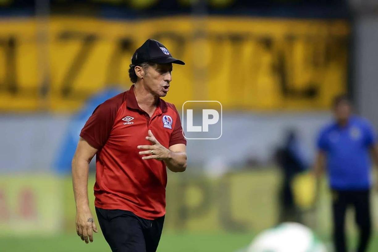 Pedro Troglio vivió de manera intensa el Clásico ante el Real España.