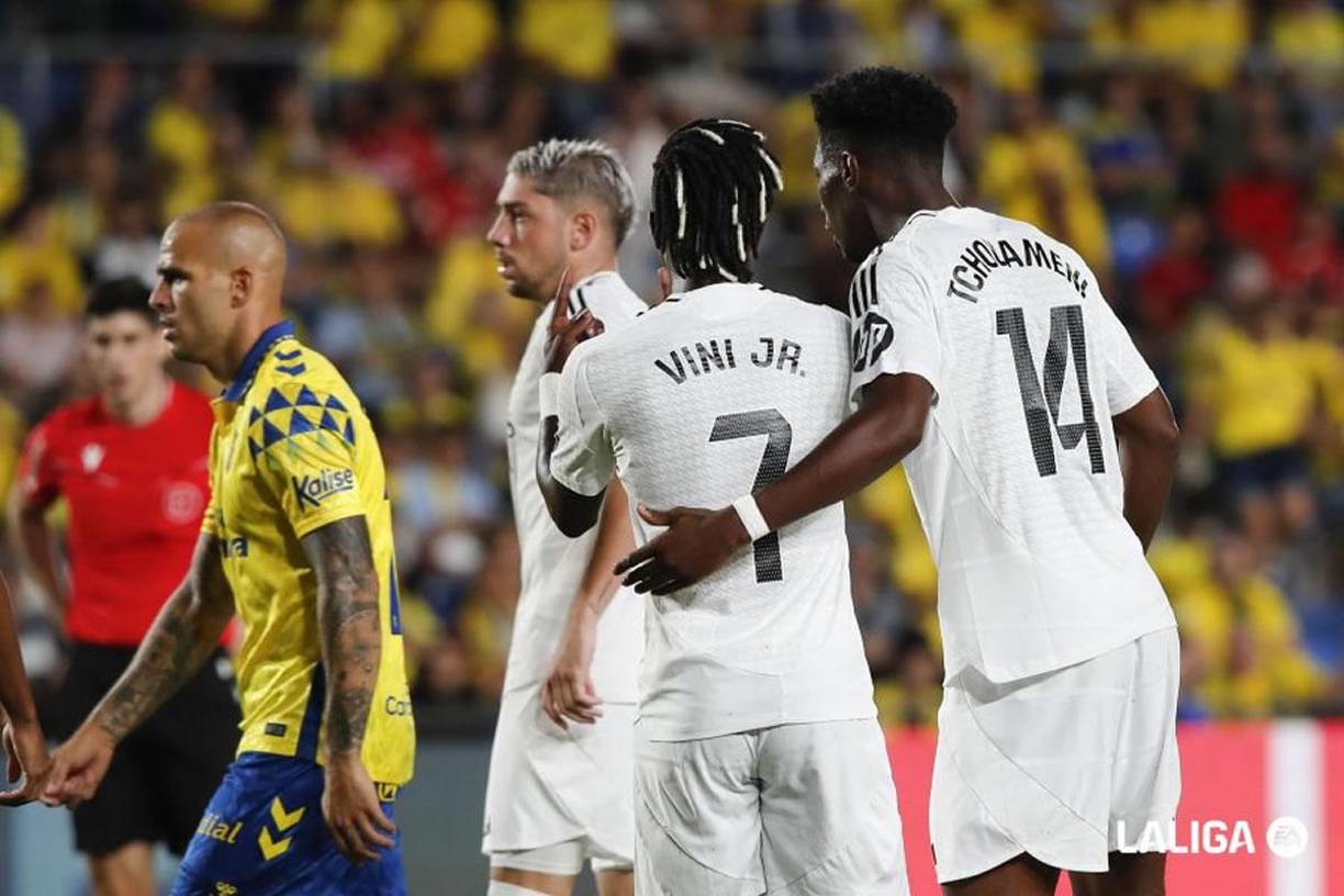 Vinicius y Aurélien Tchouaméni charlando en un lance del partido contra Las Palmas.