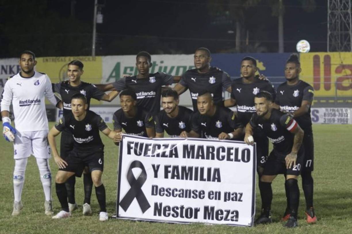 Los jugadores del Honduras Progreso salieron a la cancha con un cartel en apoyo a su compañero Marcelo Canales por la muerte de su padre.