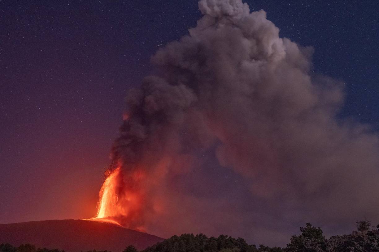 Desde el punto de vista sísmico, la amplitud media del temblor volcánico, después de haber alcanzado los valores máximos hasta la 1.00 (23.00 GMT del lunes), ha mostrado una tendencia a la baja y a las 5.00 (3.00 GMT) se situó en el rango de valores medios, en el que permanece, según el INGV.