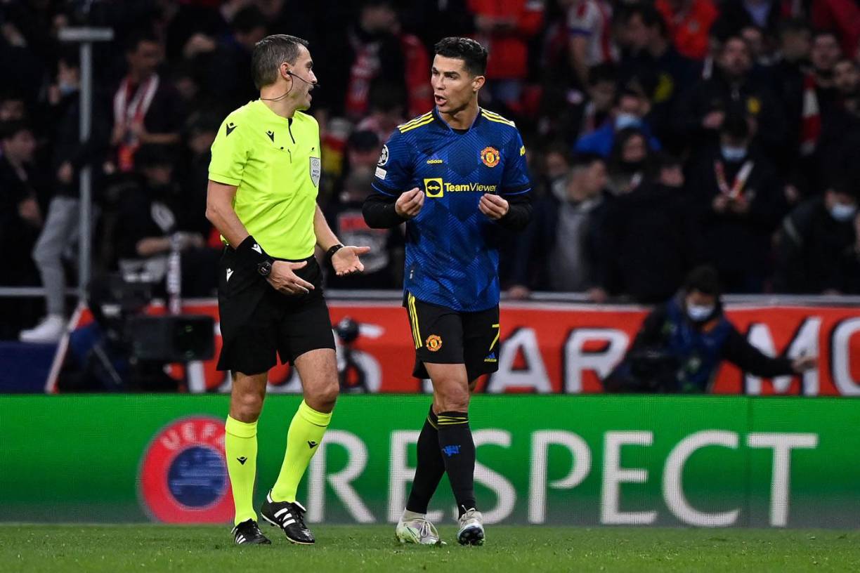 Al final del primer tiempo, Cristiano Ronaldo se fue muy molesto del campo y reclamando al árbitro rumano Ovidiu Hategan.