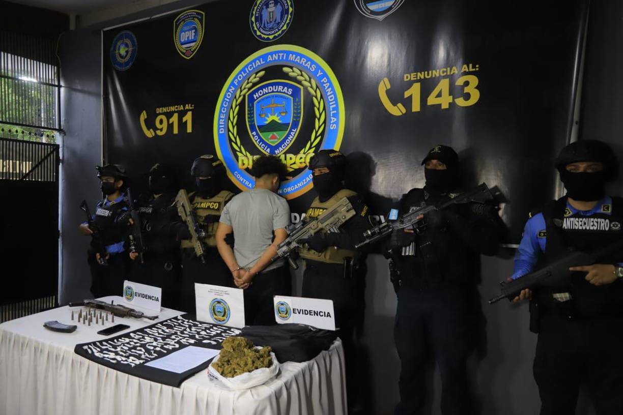 El sospechoso fue arrestado en El Kilómetro, Choloma, y es considerado un cabecilla del sector, encargado de la extorsión y sicariato, con más de cinco años siendo miembro de la estructura criminal.