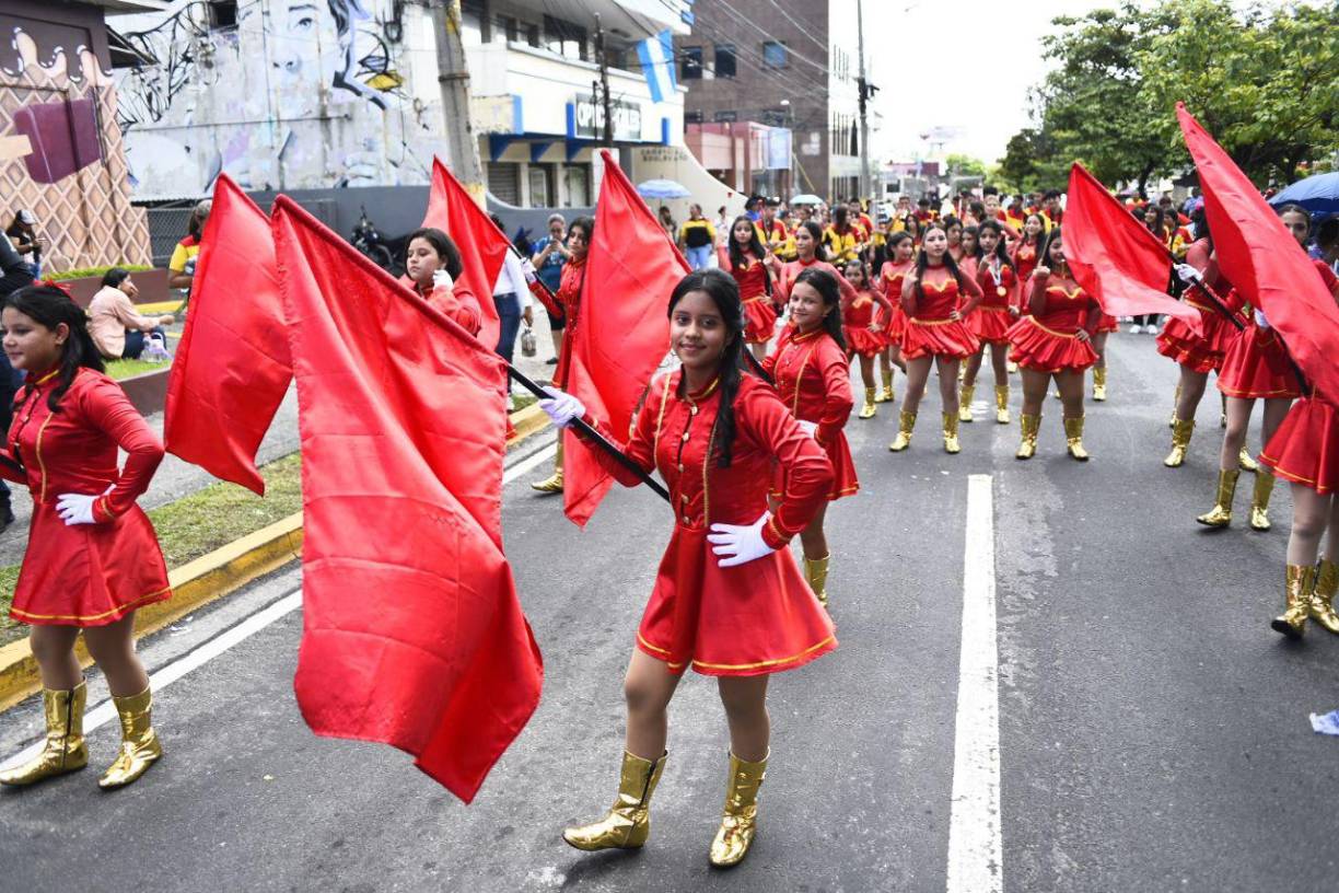¡Ritmo, color y alegría! Así fueron los desfiles de centros básicos