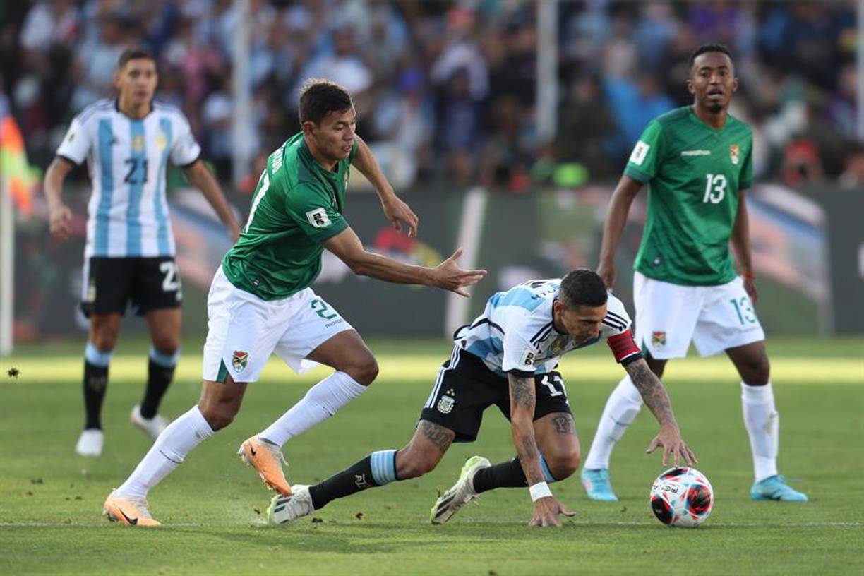 Argentina hilvanó sus mejores jugadas de gol, con un balón que se movía más en campo boliviano, mientras que el meta Emiliano Martínez tuvo pocas intervenciones.