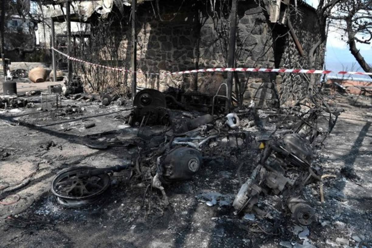 El gobierno griego anunció una batería de medidas de urgencia para los afectados. Estas van desde el pago de indemnizaciones por la pérdida de familiares y hogares, hasta la exoneración en el pago de la electricidad o el aumento de puntos para las pruebas de acceso a la universidad.