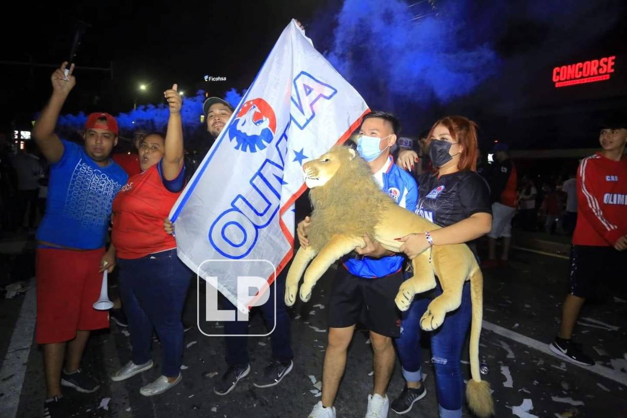 La afición del Olimpia celebró hasta la madrugada de 24 de diciembre en San Pedro Sula el tetracampeonato logrado por el equipo de Pedro Troglio tras ganar la Gran Final del Torneo Apertura 2021 al Real España.