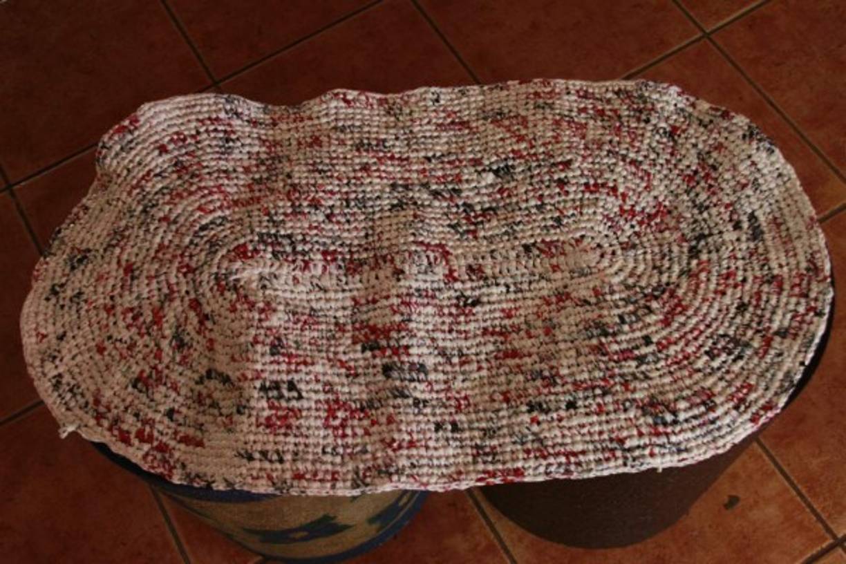 Alfombra hecha con “nylon”. Para esta técnica necesita saber crochet.
