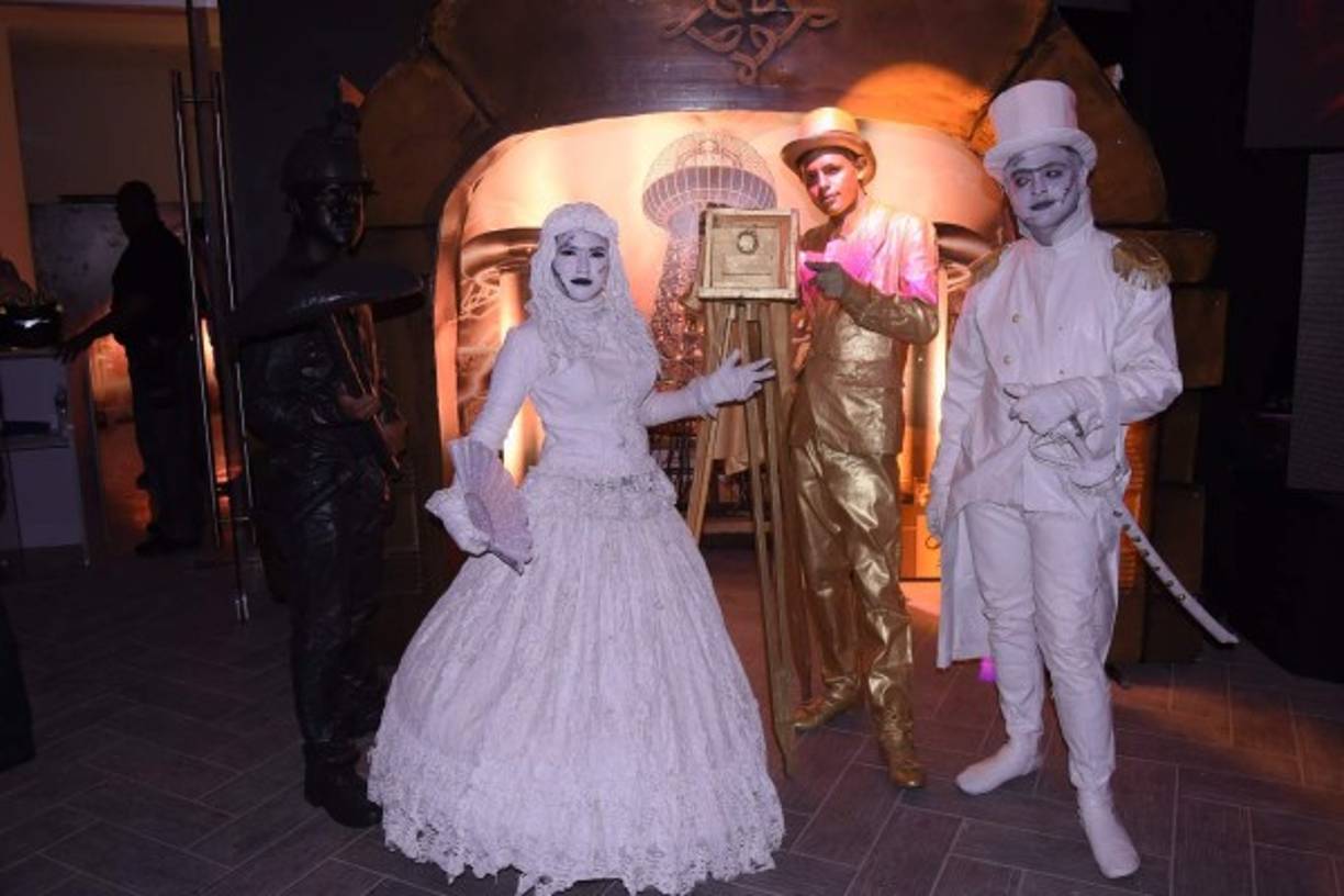 Estatuas vivientes daban la bienvenida a la espectacular celebración de rumba y sabor.