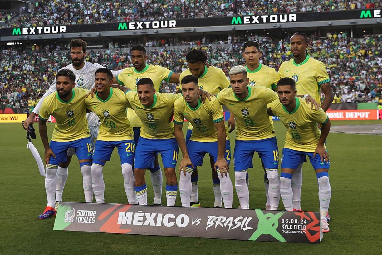 En cambio, Brasil saltó al campo con un equipo B. Esta fue su alineación: Alisson, Yan Couto, Éder Militão, Bremer, Guilherme Arana; Ederson, Douglas Luiz, Andreas Pereira; Gabriel Martinelli, Evanílson y Savinho.
