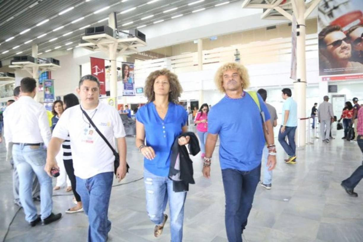 El exastro del fútbol Carlos 'El Pibe' Valderrama con su esposa Elvira Redondo de Valderrama.