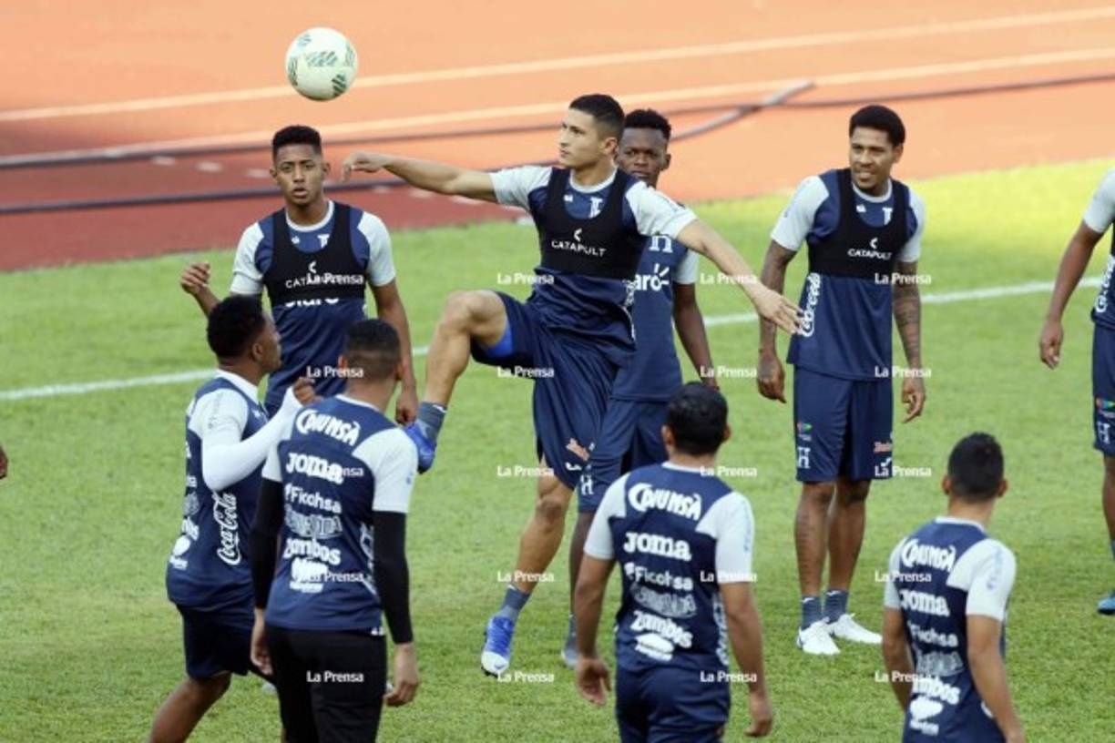 Arriba. Héctor Castellanos va con todo por el balón. Los demás solo lo observan.