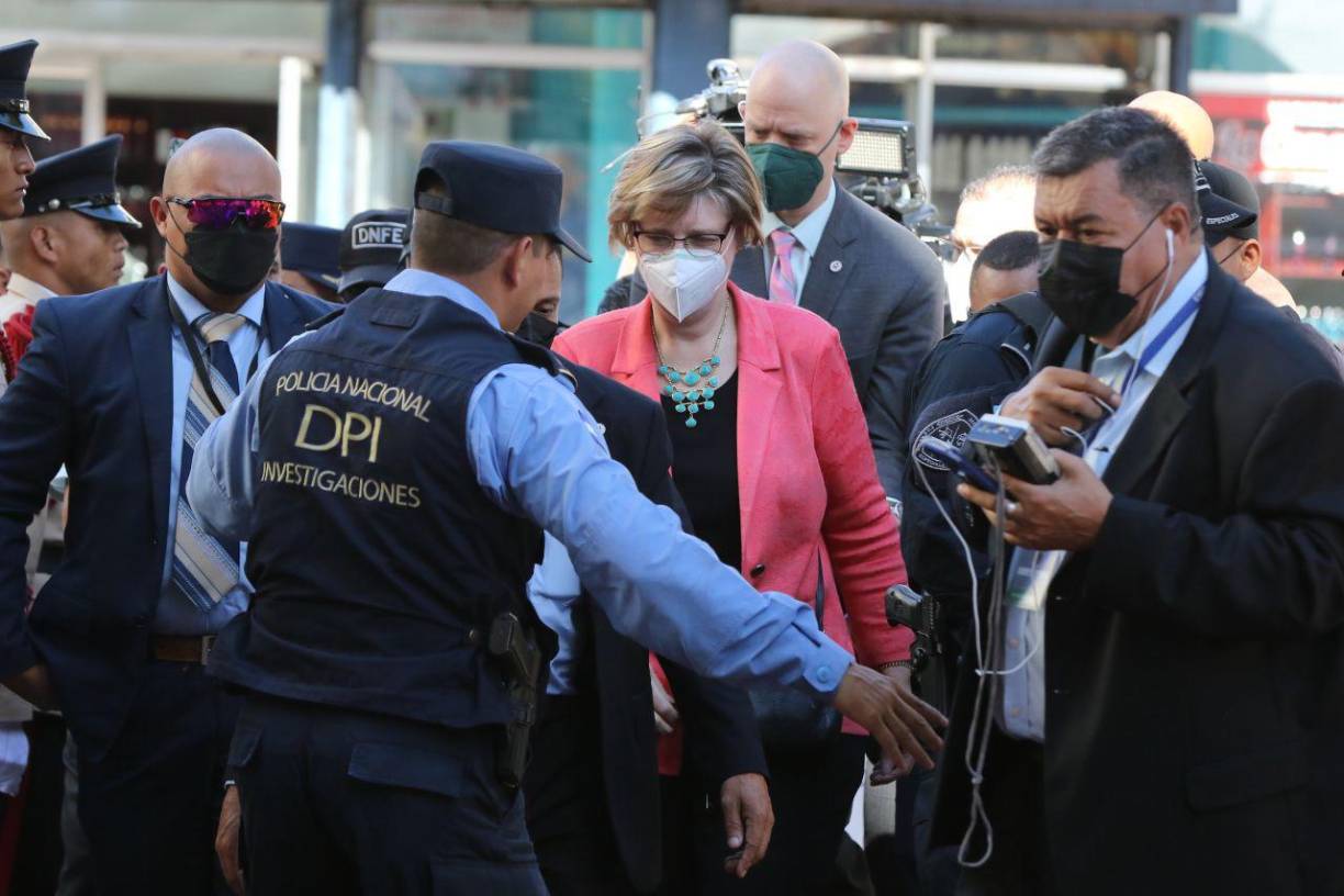 Laura Dogu, embajadora de Estados Unidos en Honduras, llega al Congreso Nacional como parte de los invitados. 