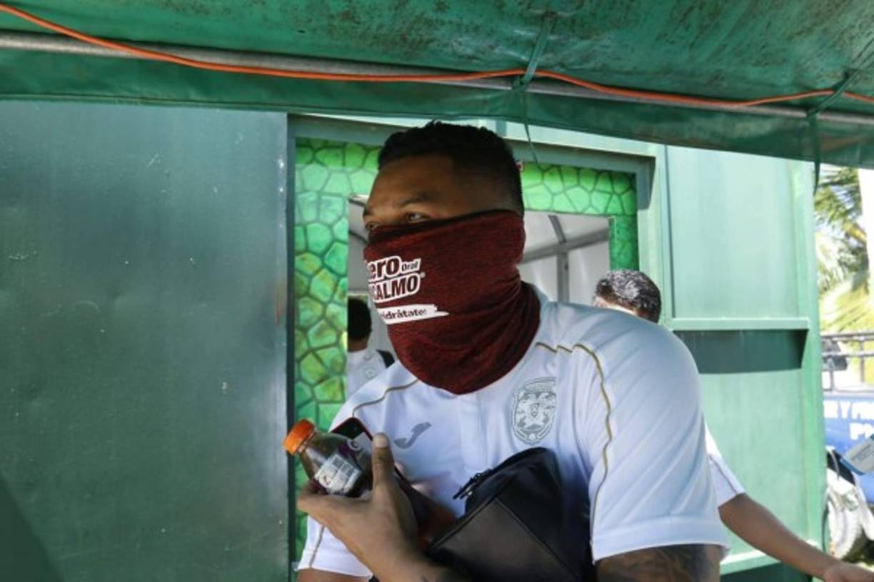 'El enmascarado'. Así llegó el portero del Marathón, Denovan Torres, al escenario del juego ante el Vida.