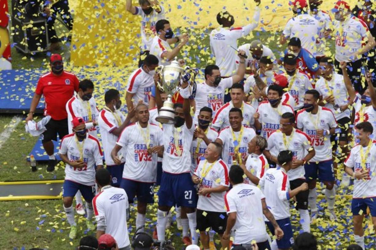 Jerry Bengtson alzando la Copa de campeón.