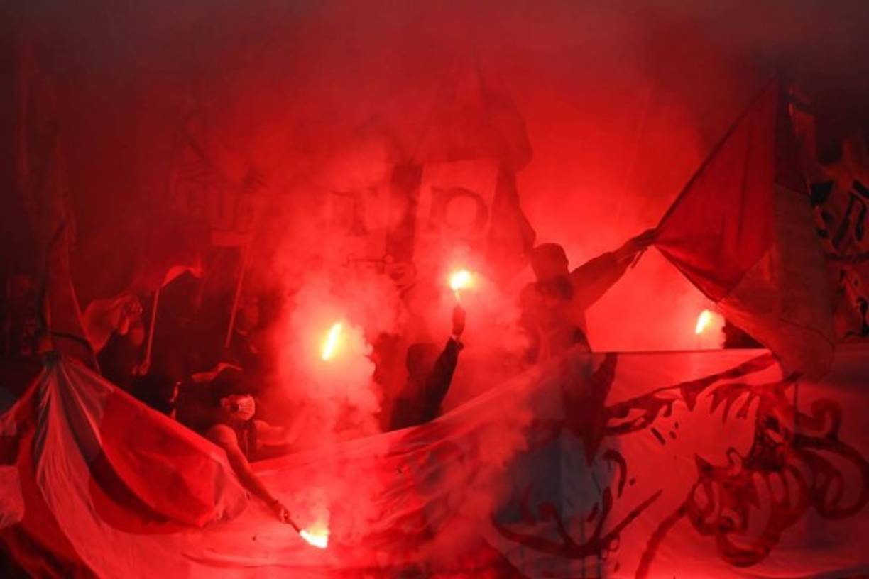 Los ultras del Brest pusieron el ambiente en su estadio con bengalas.