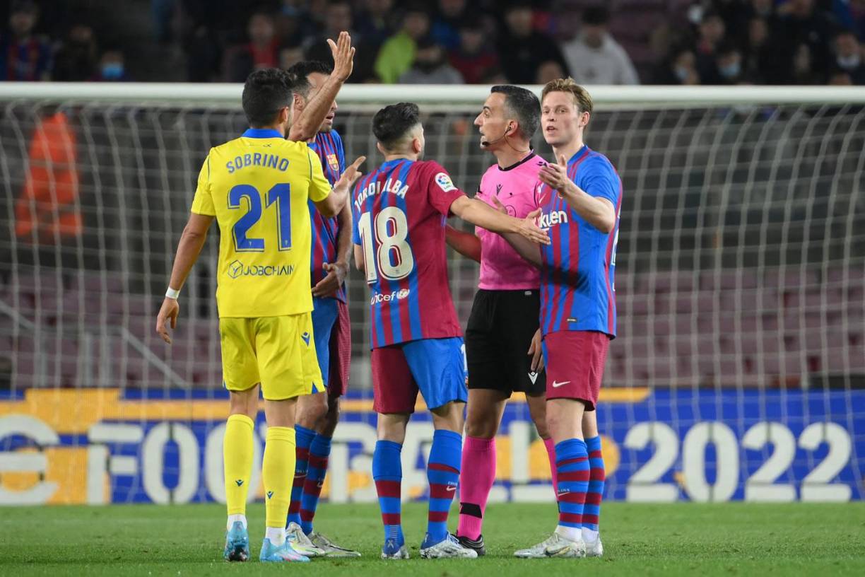 Sergio Busquets, Jordi Alba y Frenkie de Jong le reclaman al árbitro del partido.