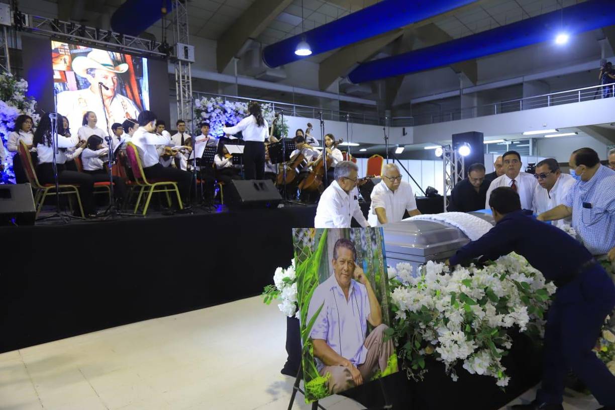 En la tarde de este domingo 29 de septiembre se realiza un homenaje especial al músico hondureño Moisés Canelo. Un grupo de artistas se han dado cita en Expocentro para dedicar unas hermosas melodías al intérprete, quien falleció el pasado 13 de septiembre. 