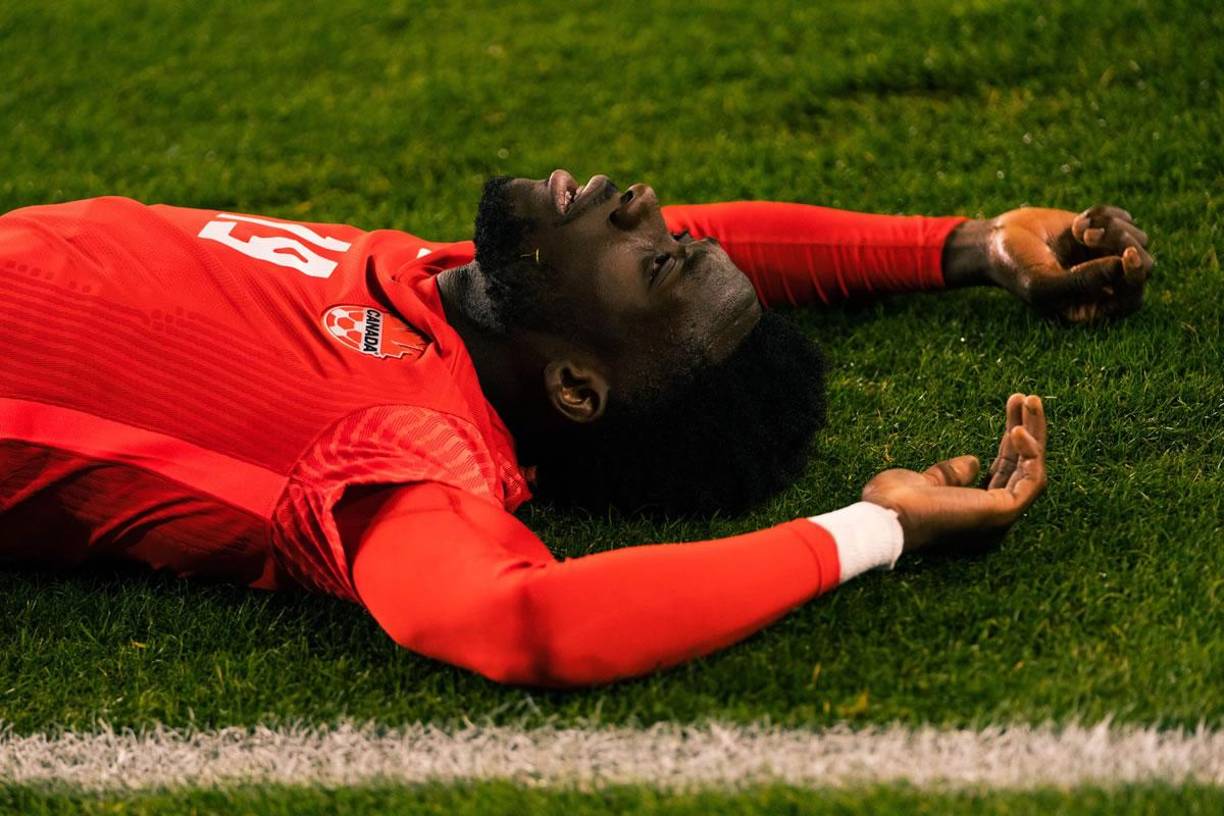 Alphonso Davies quedó agotado tras el partido contra Honduras.