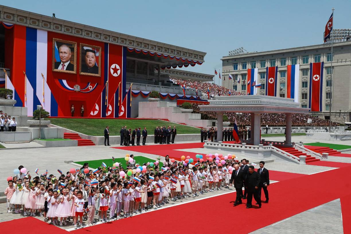 <b>Putin</b> fue recibido con gran pompa en la plaza <b>Kim</b> Il Sung de Pyongyang con una banda militar y un espectáculo de danza sincronizada, muy habitual en las ceremonias en Corea del Norte.