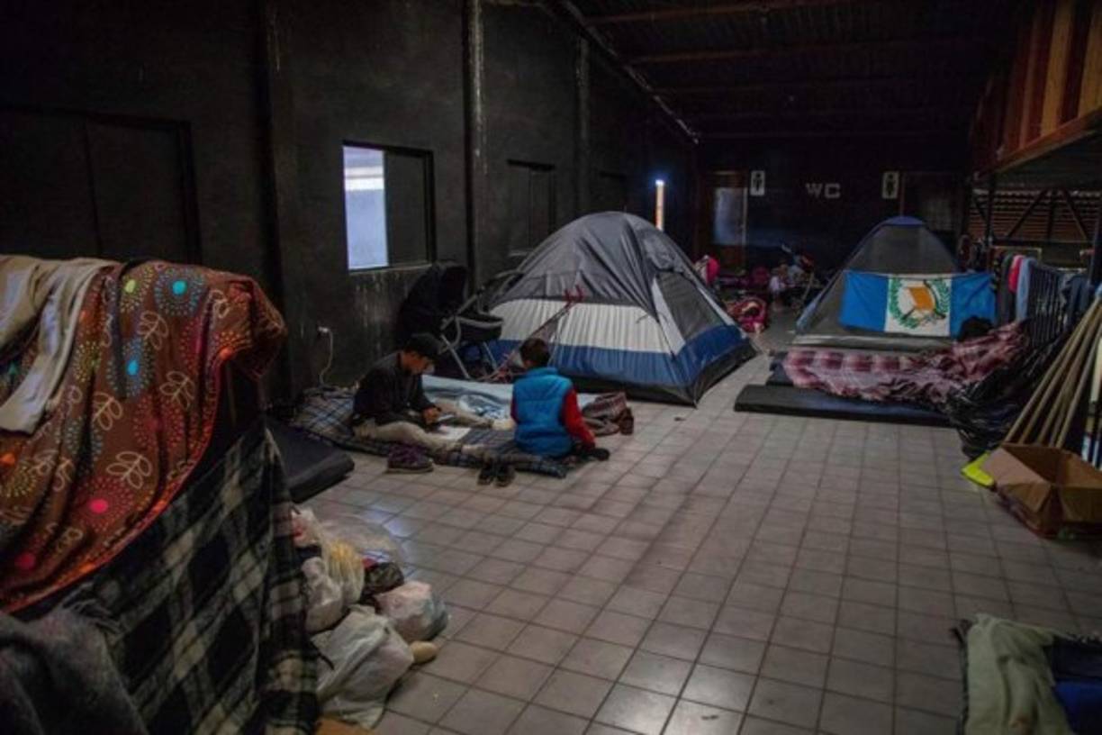 El nuevo albergue, un centro de espectáculos llamado 'El Barretal', se localiza en un barrio marginal a unos 40 km del primero, y a unos 15 km de la frontera.