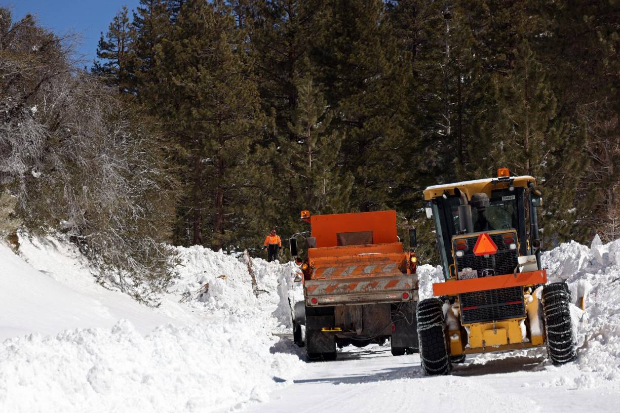 La oficina del sheriff del condado de San Bernandino informó hoy de que sus equipos de rescate continúan respondiendo a llamadas de residentes de las montañas de la región que siguen lidiando con los estragos de la nieve, recogieron medios locales.