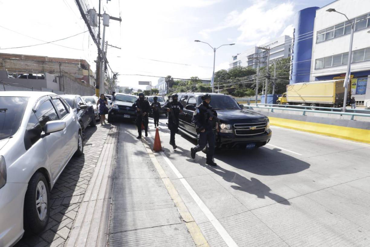 En los alrededores del juzgado, las autoridades montaron un fuerte contingente de seguridad. 