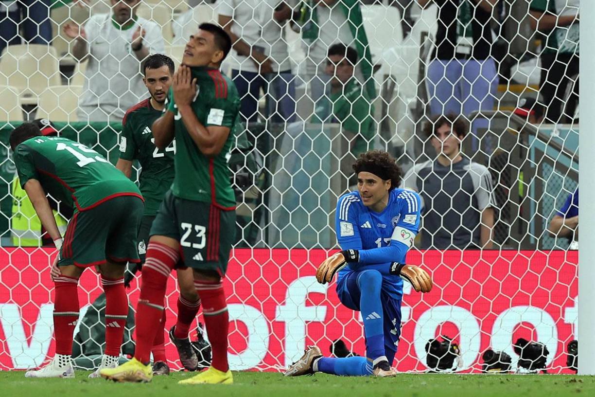 Los rostros de los jugadores de México tras el gol de Arabia Saudita.