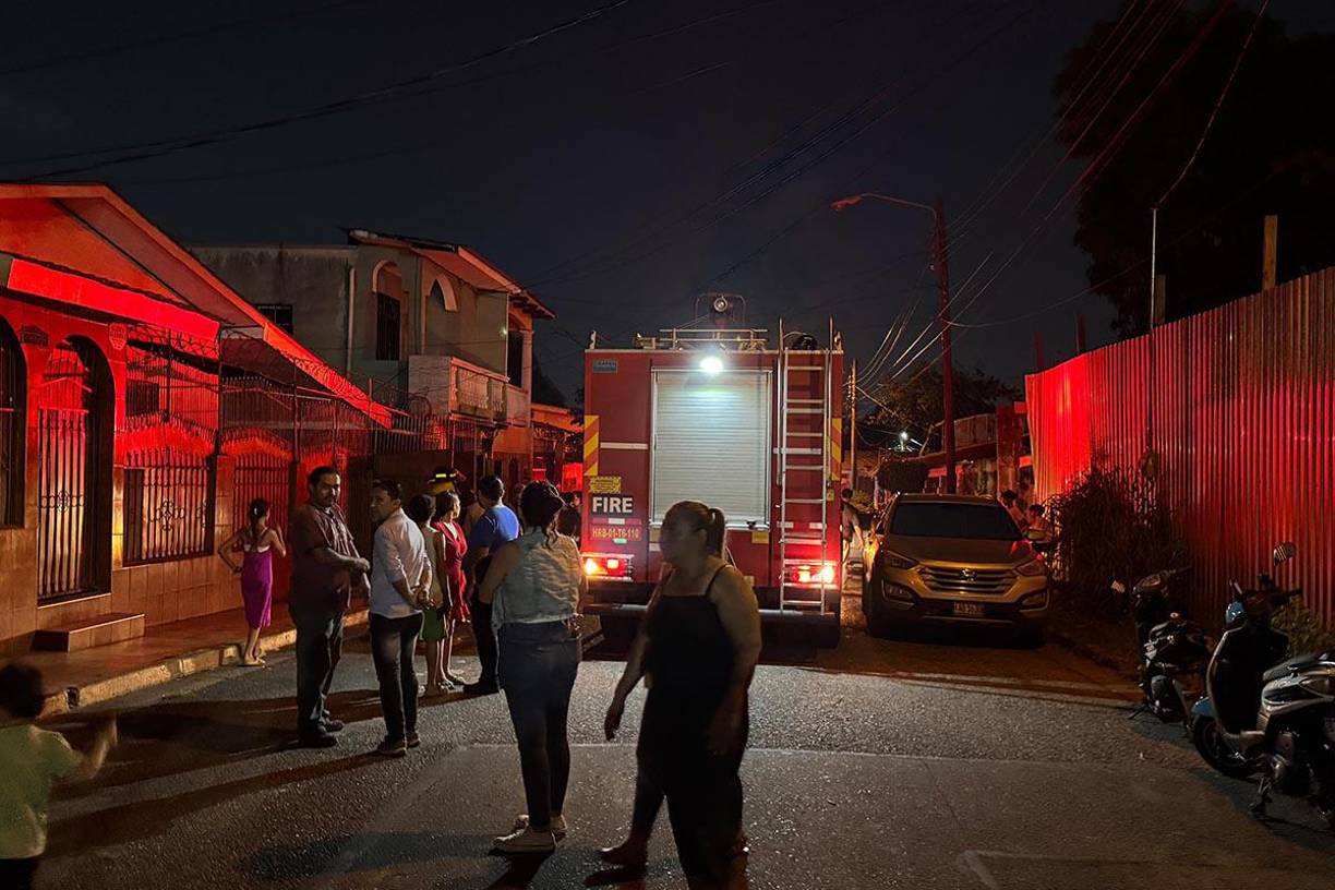Elementos de Cuerpo de Bomberos llegaron casi de inmediato a intentar controlar el <b>incendio</b>.
