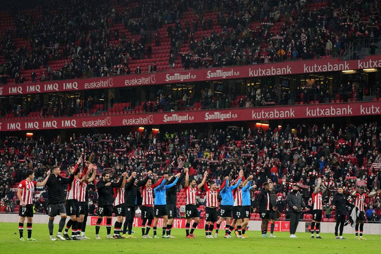 Los jugadores del Athletic Club de Bilbao celebrando con su afición la clasificación a cuartos de final.