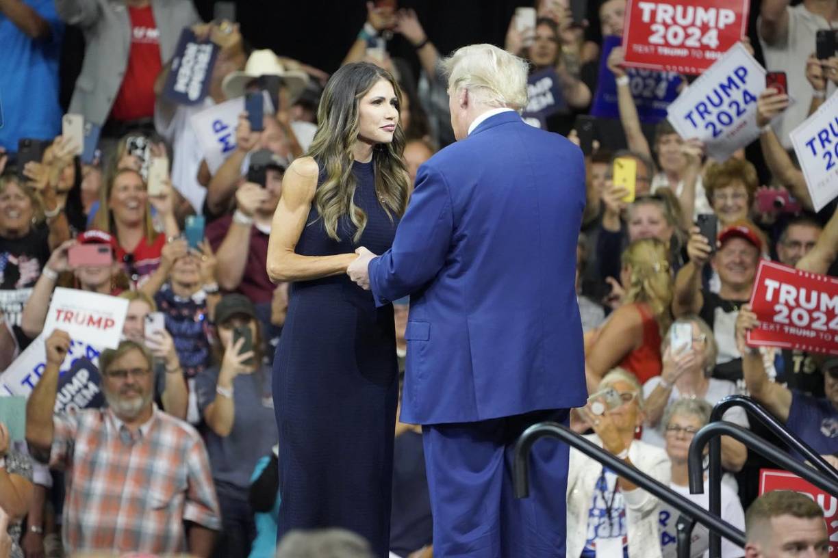 La cadena CNN recuerda que Noem llegó a estar en la lista de candidatos de Trump para la vicepresidencia, pero su relación con el expresidente cambió después de la repercusión negativa que generó la publicación de su libro: “No Going Back: The Truth on What’s Wrong with Politics and How We Move America Forward” (No hay vuelta atrás: la verdad sobre lo que está mal con la política y cómo hacemos avanzar a Estados Unidos).