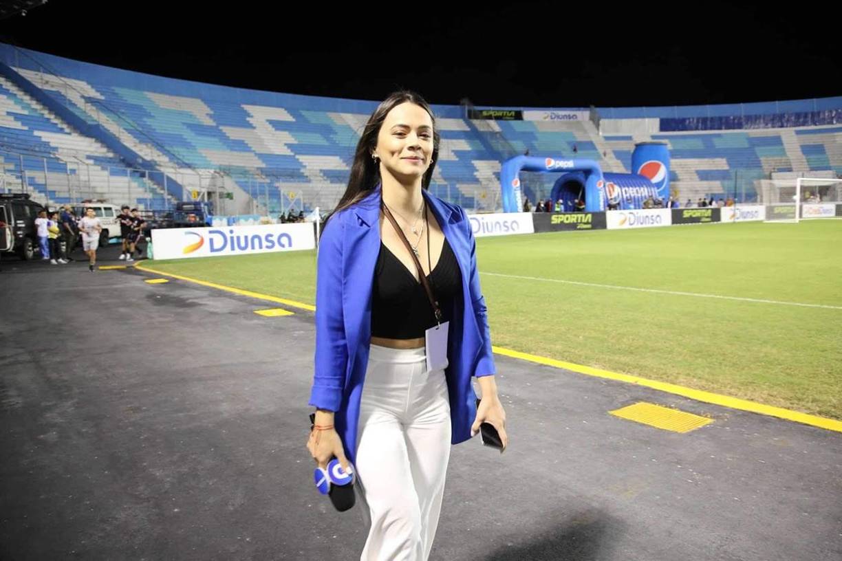 La periodista deportiva Isabel Zambrano, de TVC, estuvo presente en la despedida de ‘Rambo‘ de León.