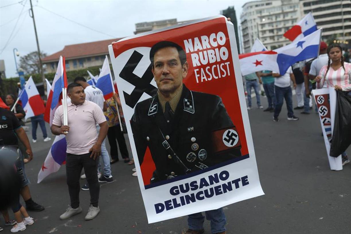 “¡Un solo territorio, una sola bandera!”, “¡Esta patria no se vende!”, “¡Panamá no está en venta!”, fueron algunas de las varias consignadas lanzadas por los participantes de la caminata entre los que había miembros del Sindicato Único Nacionales de Trabajadores de la Construcción y Similares (Suntracs).