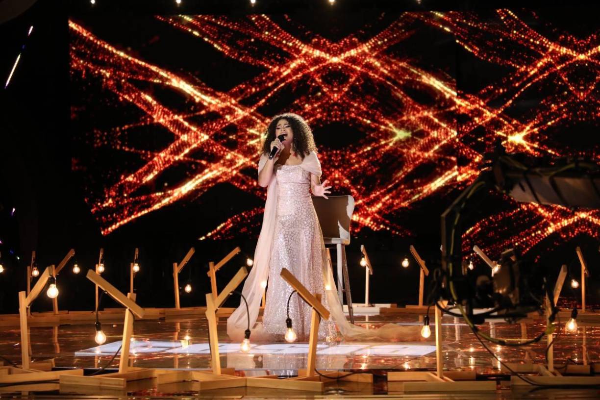 Durante el quinto concierto, Cesia subió al escenario con un vestido en tono nude y con detalles brillantes, una elección que no fue bien vista por los jueces. Esa noche cantó ‘Pero me acuerdo de tí”, de la artista estadounidense Christina Aguilera. 