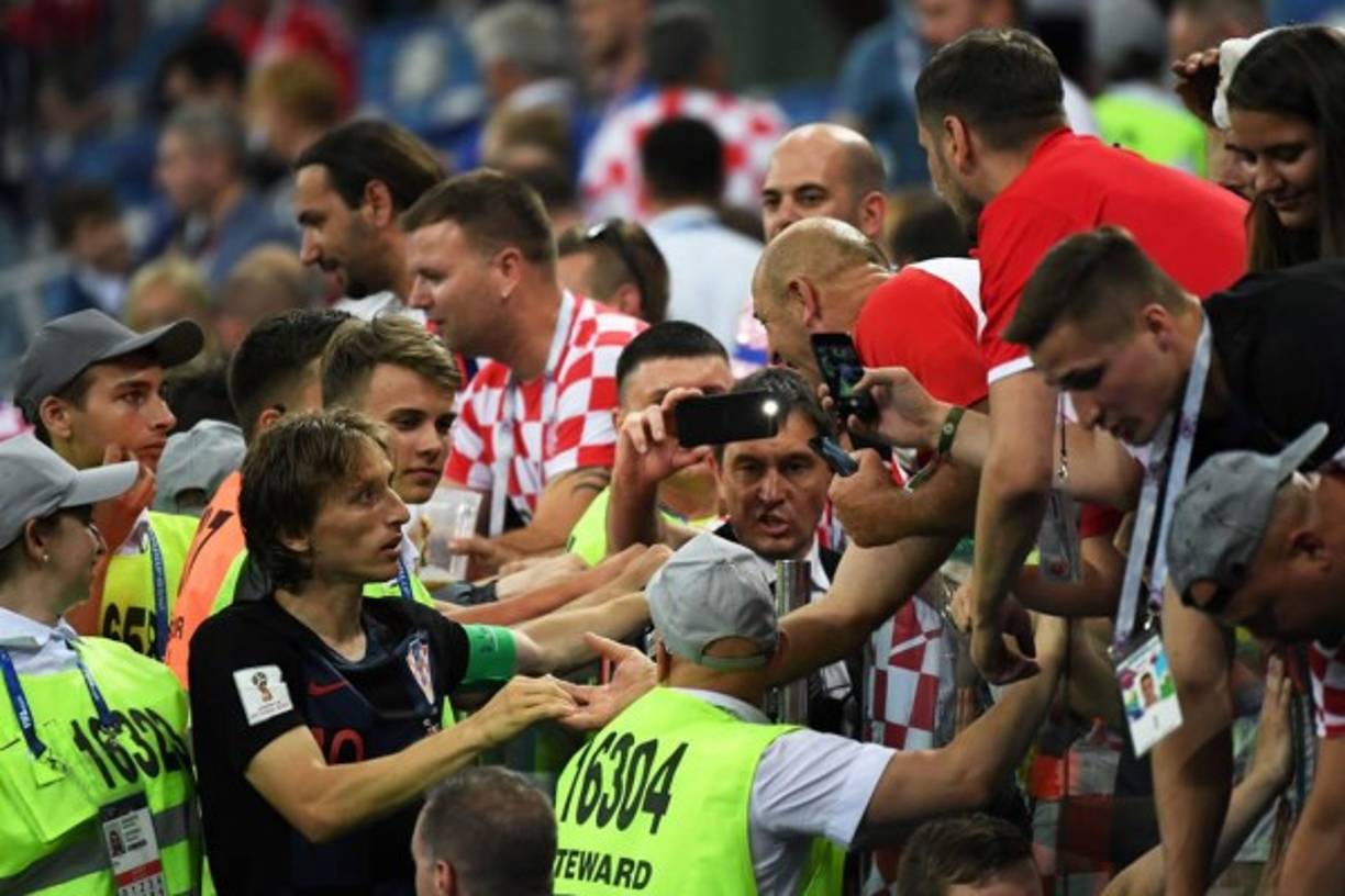 Luka Modric se acercó a las gradas para celebrar con los aficionados y alguien en especial. Foto AFP