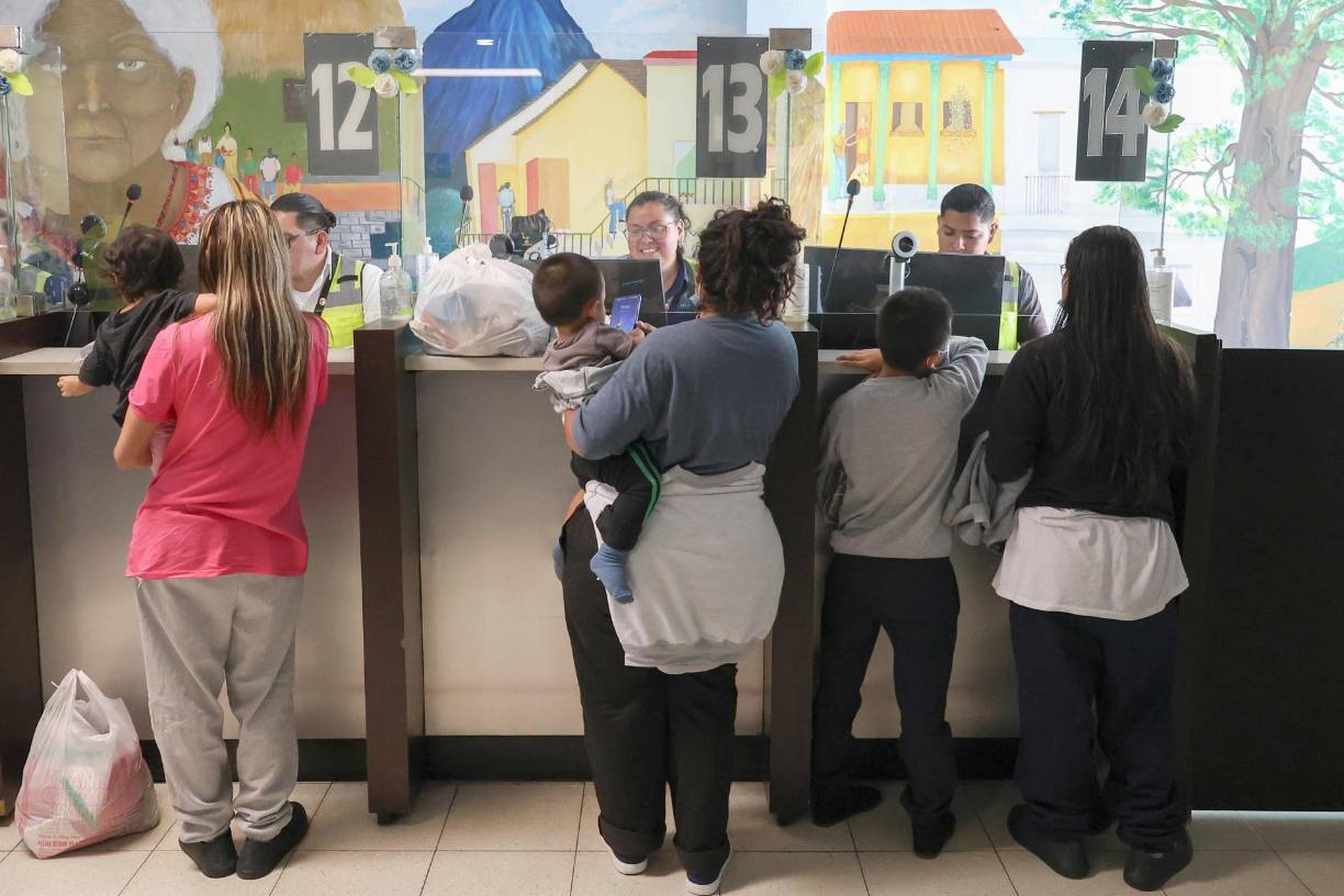 Homan, elegido para el cargo de ‘zar’ de la frontera, trabajó para el gobierno de Barack Obama (2009-2017) como director de las deportaciones dentro de ICE y desde el 2014 empezó a promover la idea de separar a las familias de migrantes detenidos en la frontera para disuadir la llegada de personas a EE UU, según reveló el medio The Altantic en 2022.