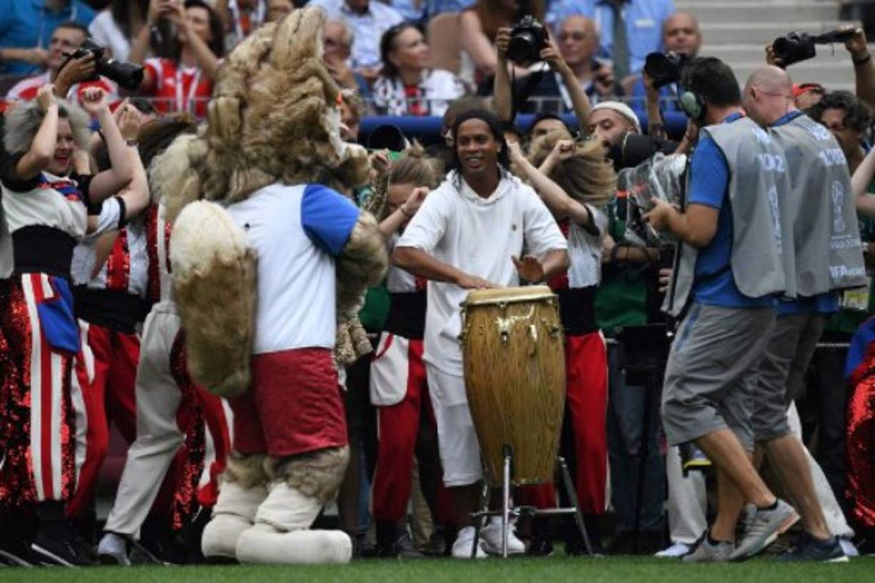Aunque el momento que más aplaudió el público se produjo justo después, cuando el legendario Ronaldinho apareció en la cancha para acompañar con un tambor tipo yembe la tradicional canción rusa 'Kalinka'.