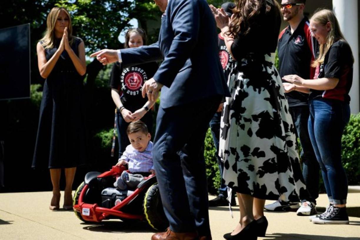 Al finalizar la ceremonia, Melania entregó una silla de ruedas, construida por los estudiantes de robótica de la secundaria Farmington, al pequeño Rocco Zachow-Rodríguez.