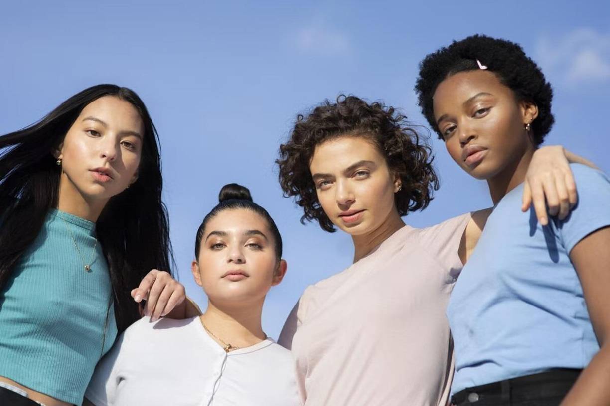 Generación Z - Nacidos entre los años 1997 y 2009. Son nativos digitales ya que usan Internet desde la infancia, en su mayoría son autodidactas y se introdujeron en las redes antes que sus antecesores con mayor fluidez. 