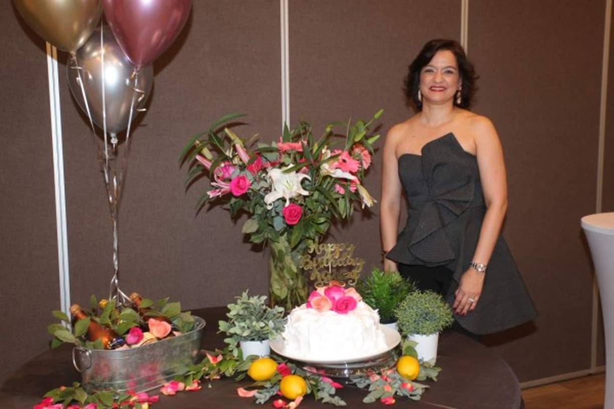 La festejada Karen Stechmann de Calidonio.