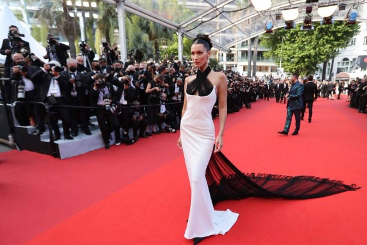 Como es habitual, Bella Hadid sobresalió ayer con un vestido liso de corte sirena y cuello halter en negro, diseño bicolor de Jean-Paul Gaultier, al que la modelo ha añadido piezas de Chopard.