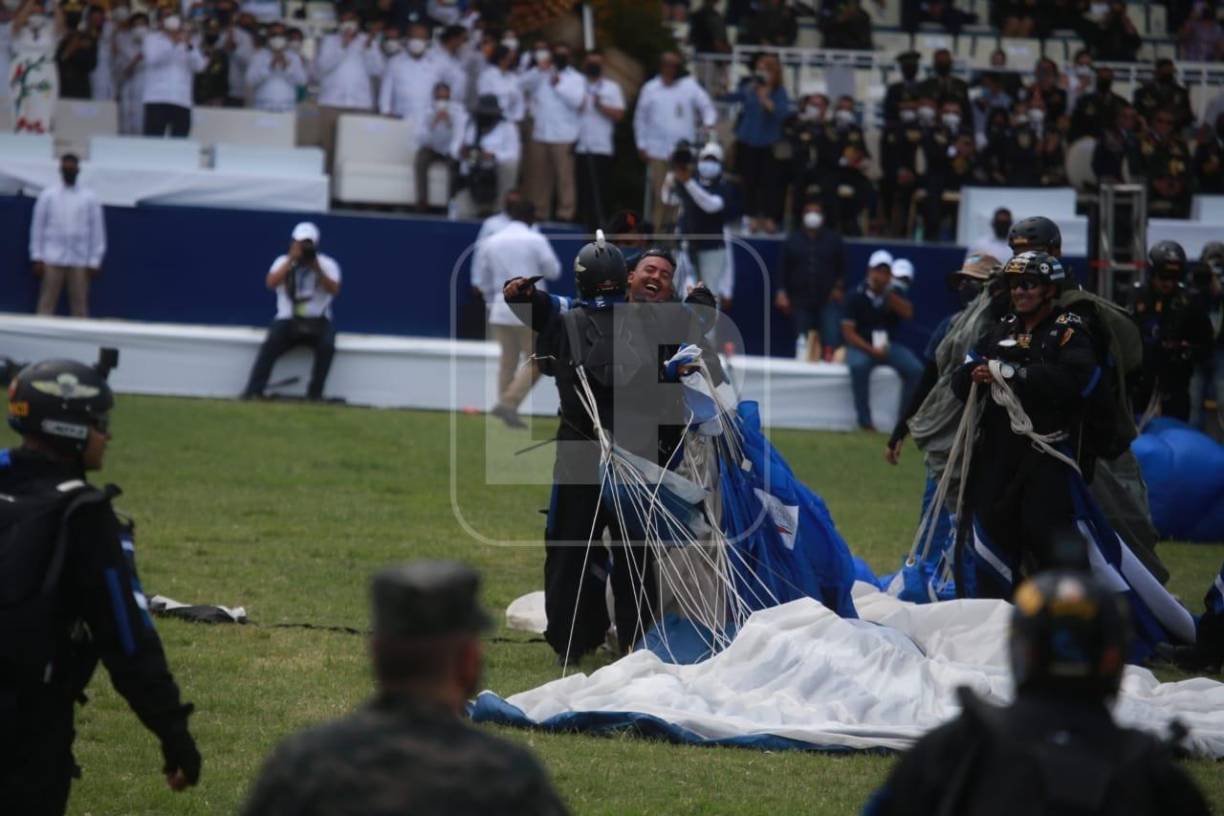 Estos paracaidistas se fundieron en un abrazo celebrando el gran espectáculo que ofrecieron.