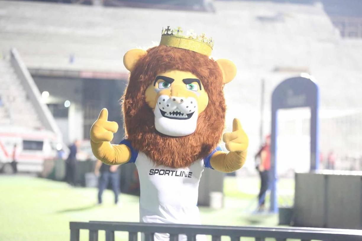 La mascota del Olimpia que puso el ambiente en la previa del partido.