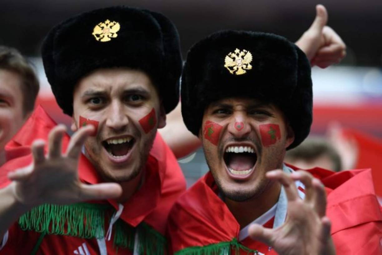 Los marroquíes llamaron la atención por sus atuendos en la graderías.