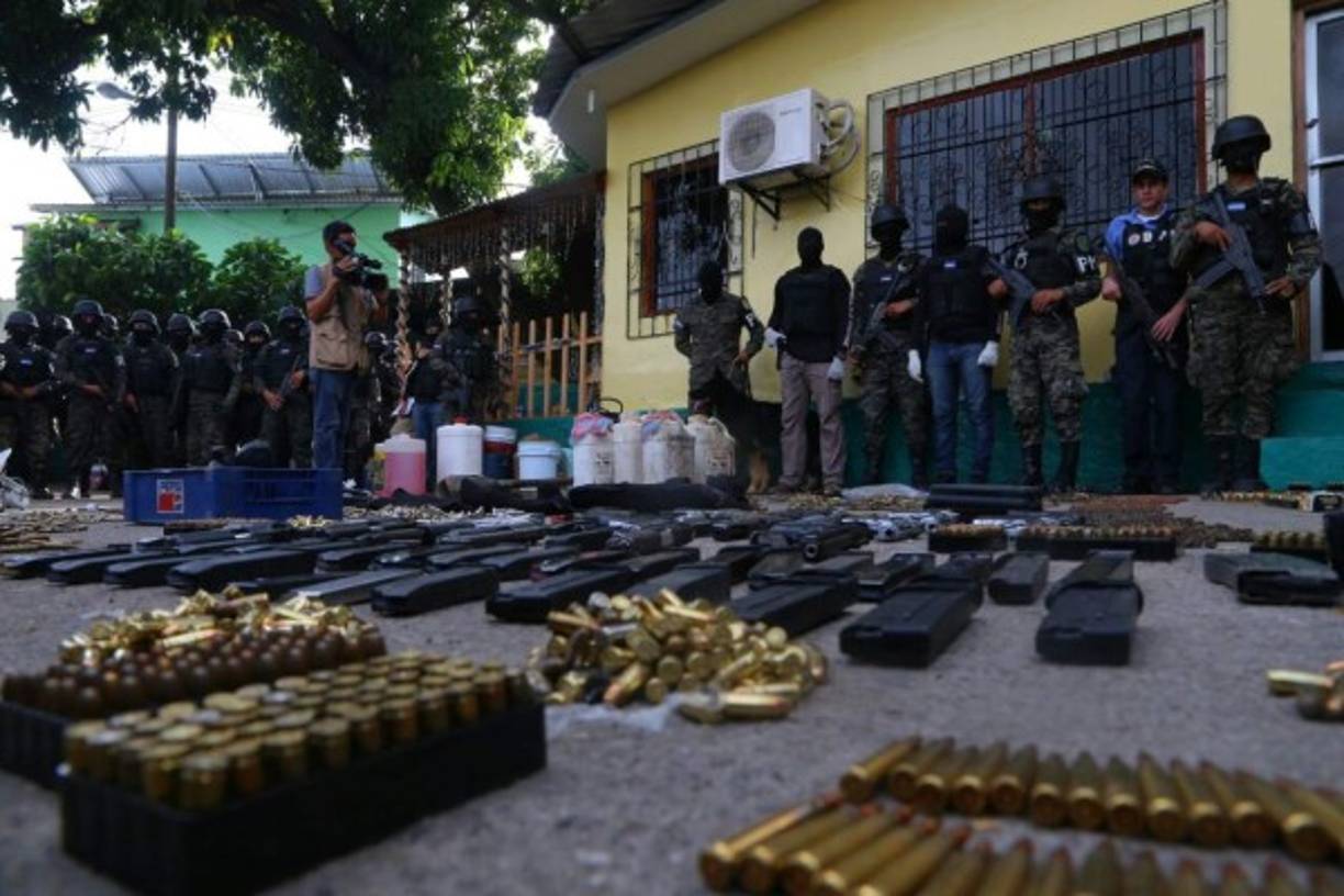 Armas decomisadas en un operativo en el centro penal de San Pedro Sula.