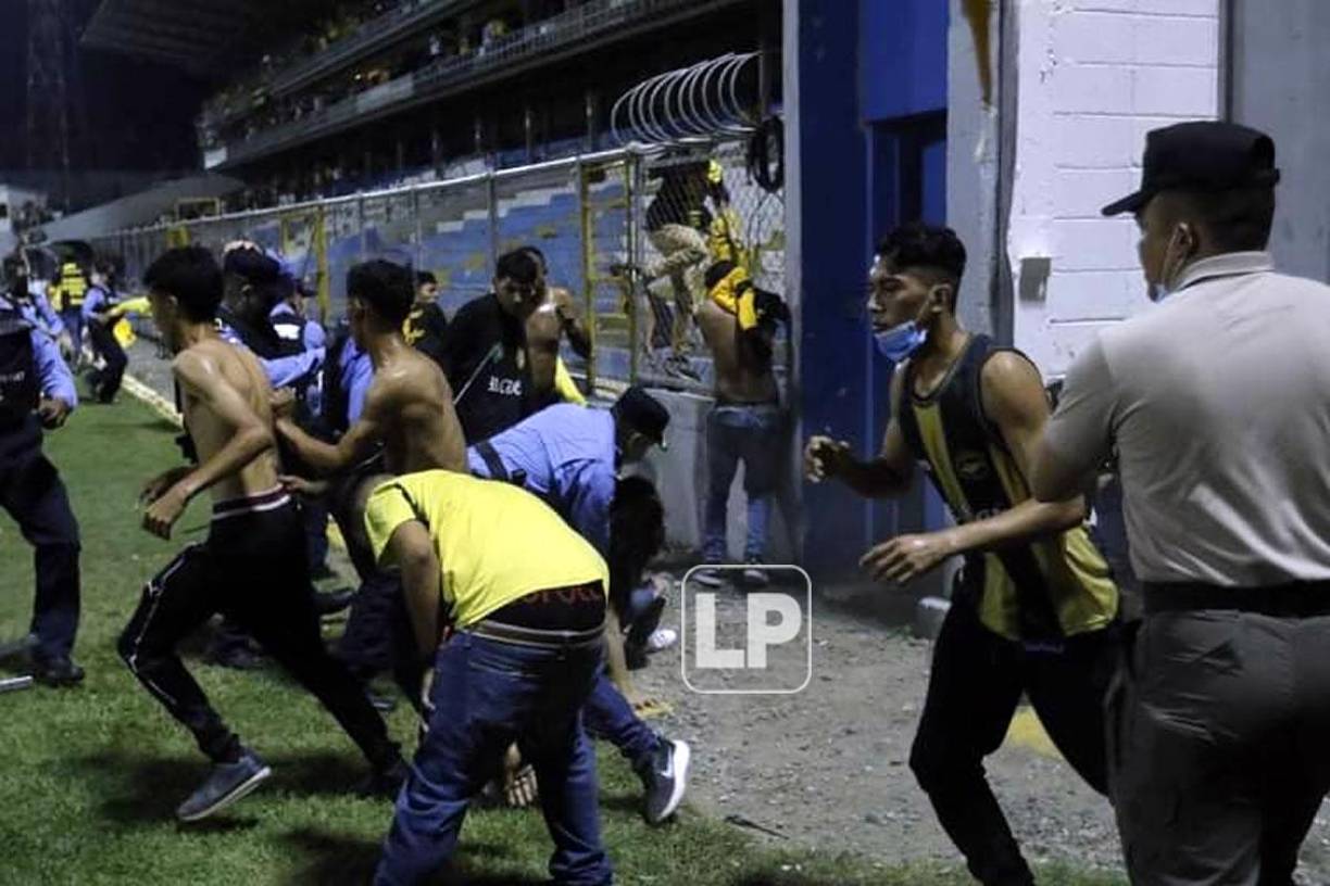 La policía puso orden minutos después en ese costado del estadio.