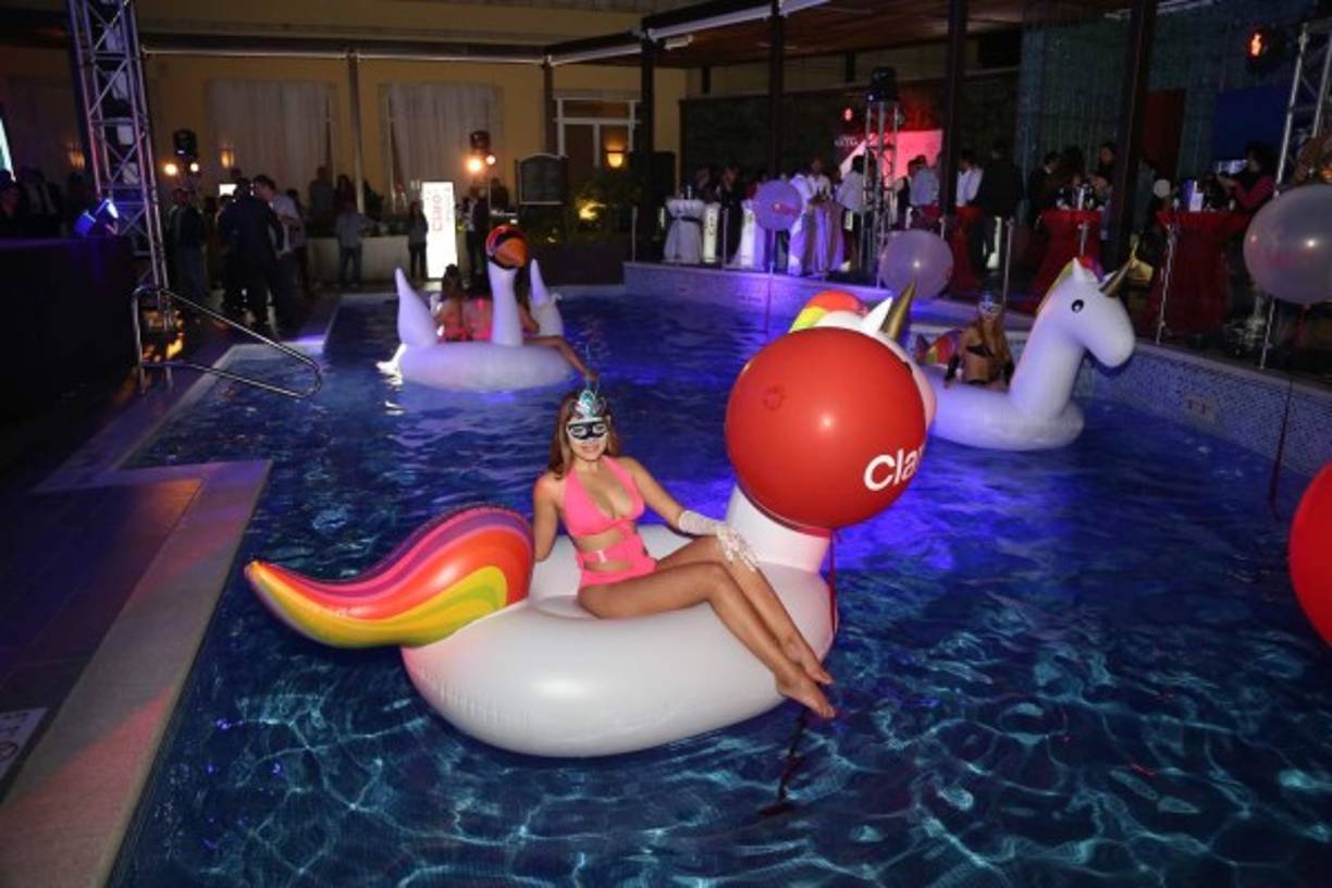 Chicas en bañador engalanaron la piscina del hotel sede.