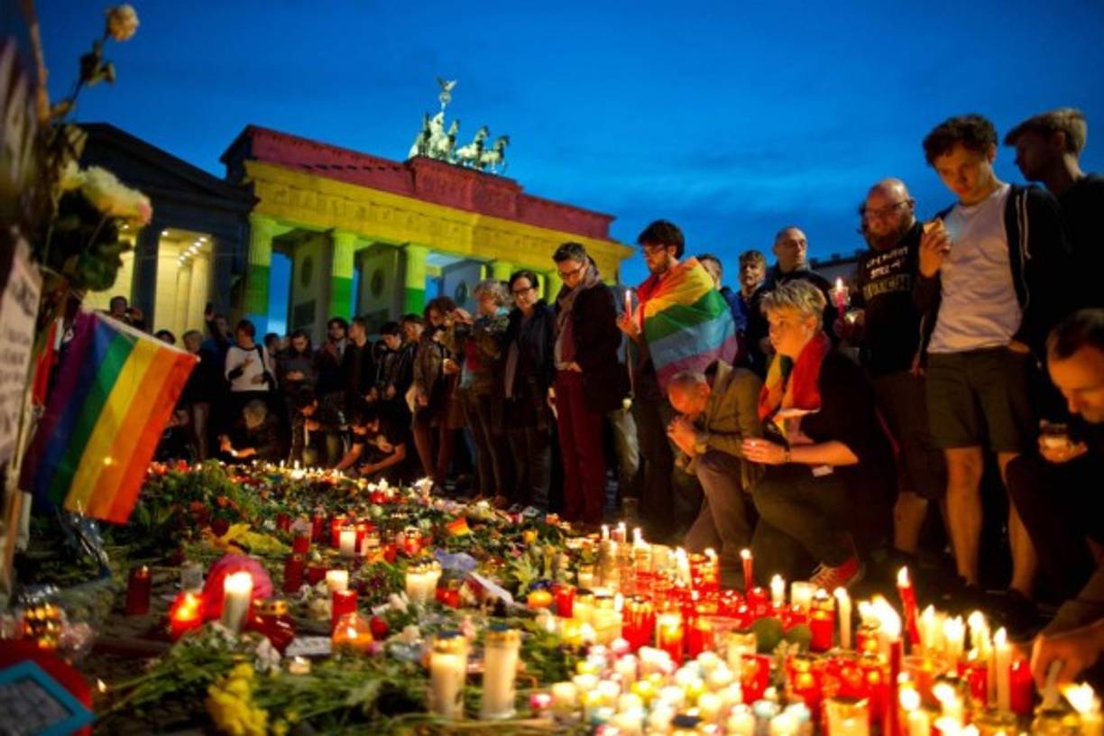 La multitud guardó un minuto de silencio después de que los organizadores y funcionarios leyeron en voz alta los nombres de las 49 víctimas del ataque realizado por Omar Mateen, un estadounidense de 29 años e hijo de padres afganos, que disparó con una pistola y un fusil de asalto que había comprado legalmente.