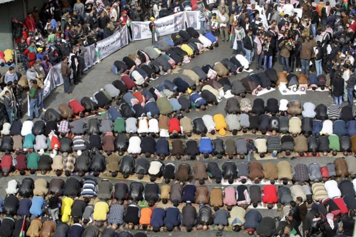 Los musulmanes jordanos participaron en la oración tradicional de los viernes.