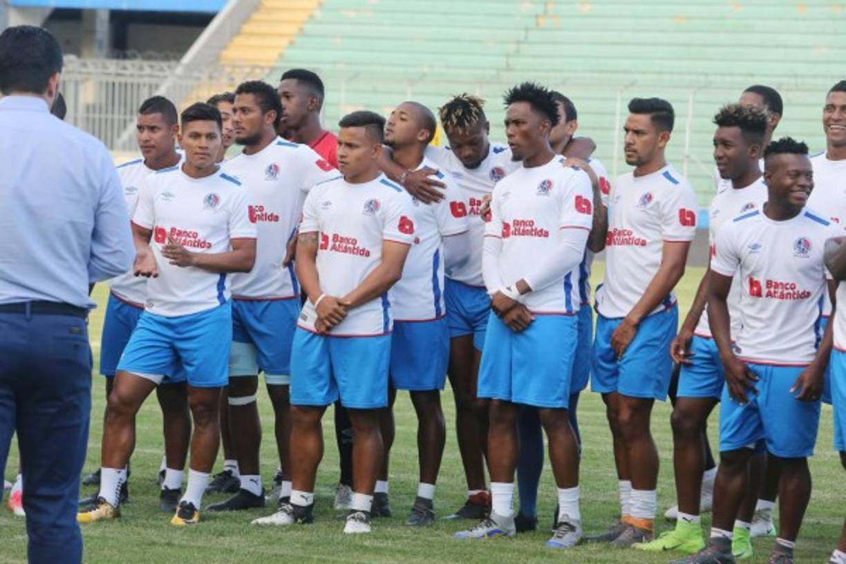 Los jugadores del Olimpia estuvieron atentos a las palabras de Keosseián.